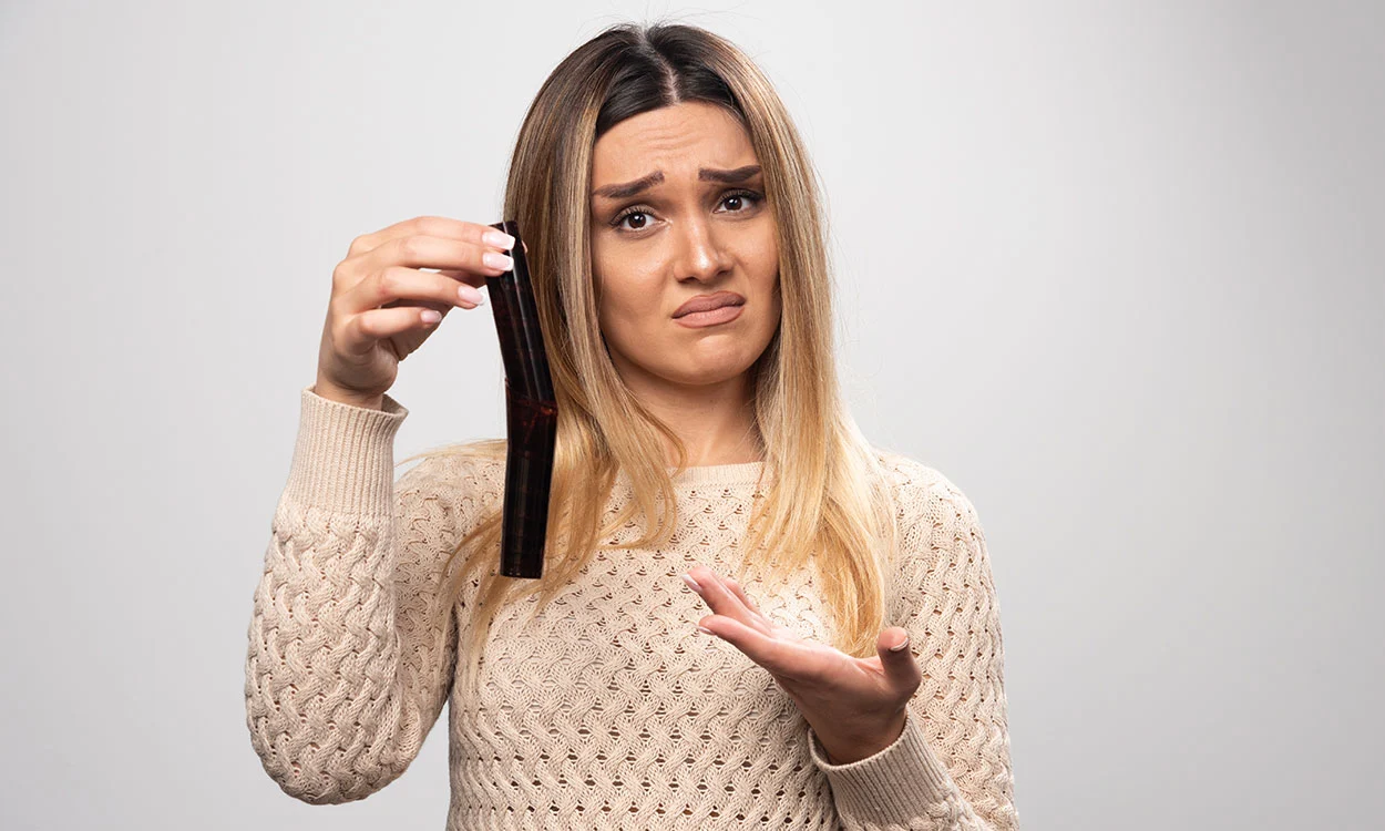 ¿Qué causa la caída del cabello?